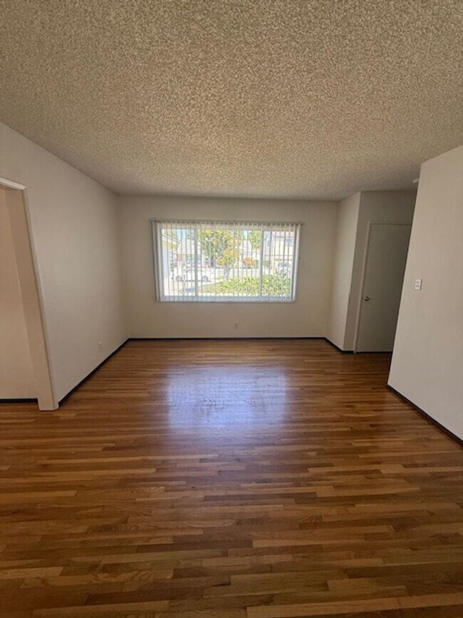 Foto del edificio - REDONE CUTE 2BED/1BATH HOUSE W/ REFURBISHE...