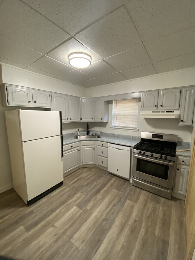 406 College Ave, Oakmont, PA 15139 Condo for Rent in Oakmont, PA