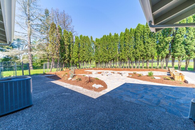 Building Photo - Rare 6 Bedroom Country Ranch Home – Dream Come True!