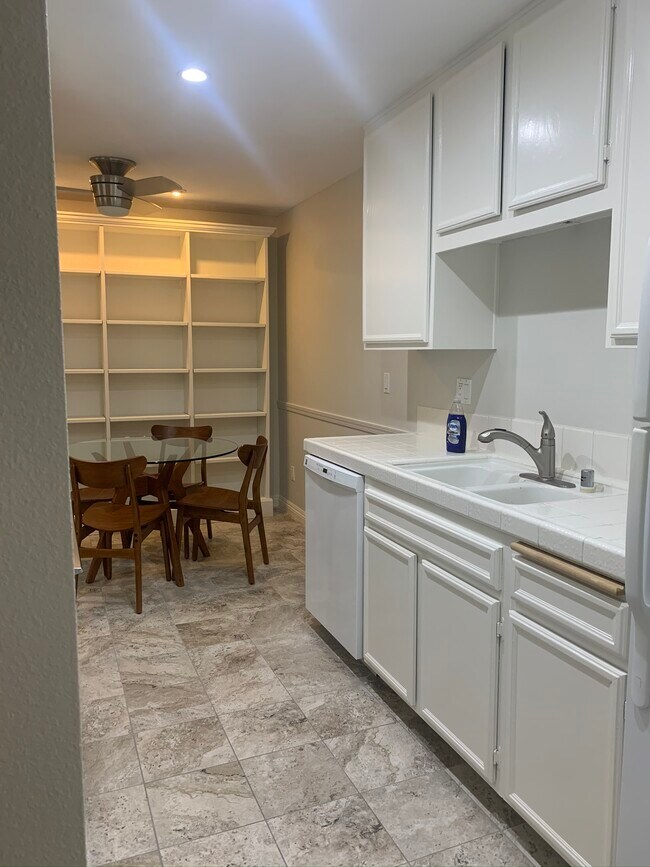 Cocina - 1750 S El Camino Real