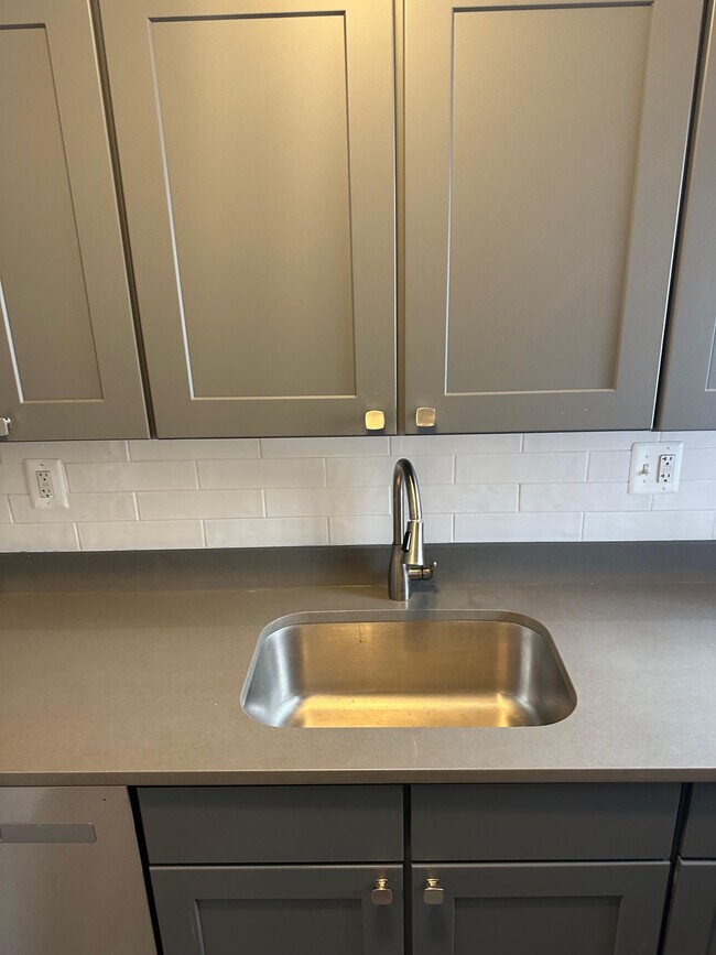 Building Photo - 3825 N Pine Grove Ave