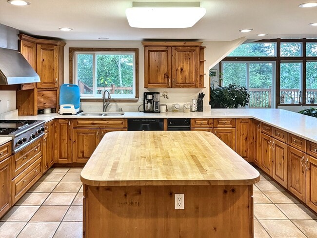 Building Photo - 22454 Hilltop Cir