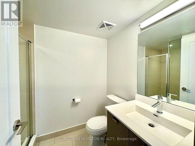 Photo du bâtiment - 275 Village Green Square