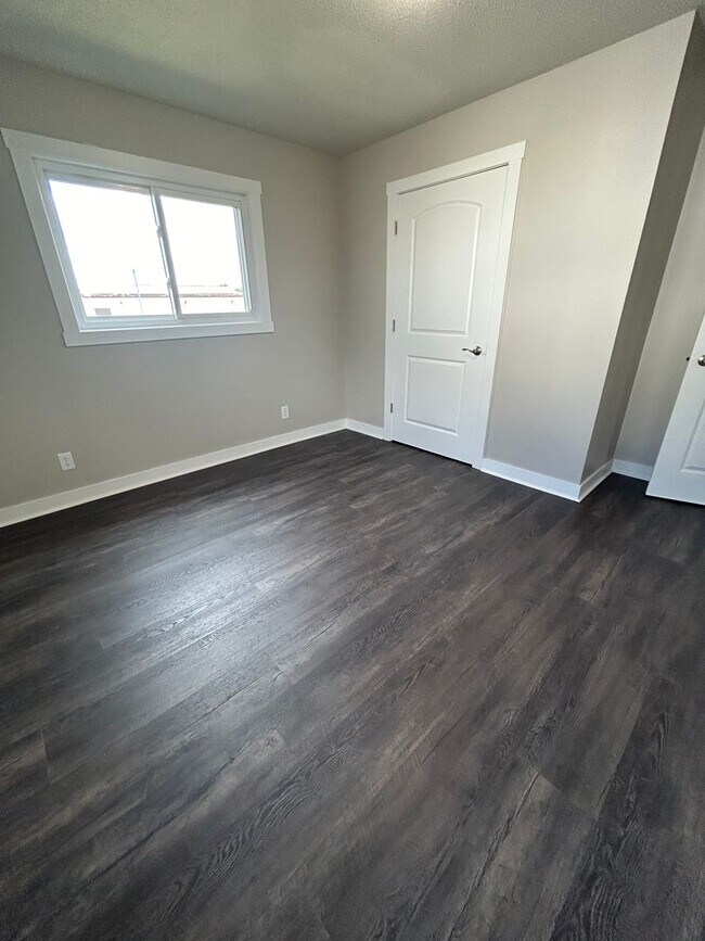 Building Photo - Recently Renovated 2 Bedroom Apartment