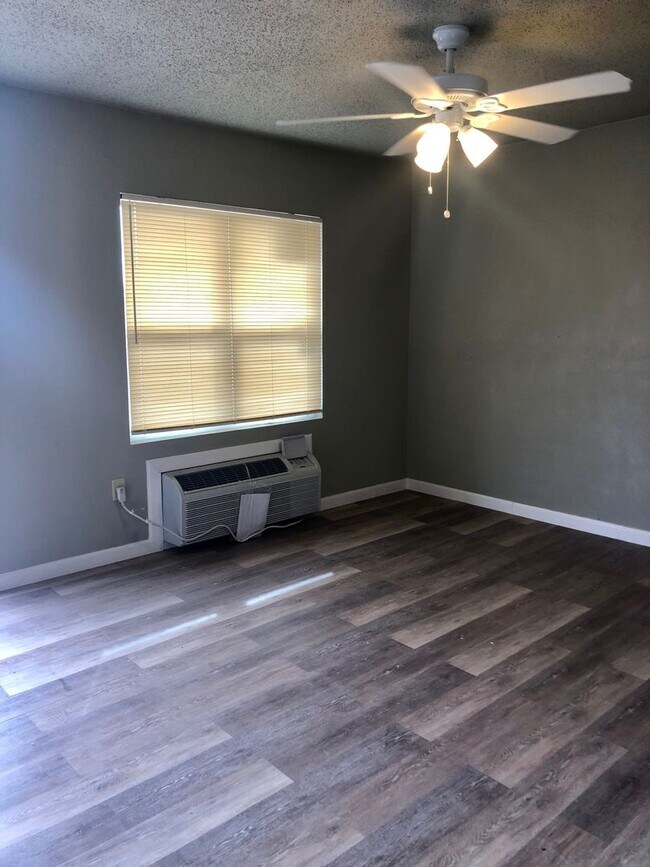 Foto del edificio - Fully Updated 2/1 Home Avaiable August 1st...