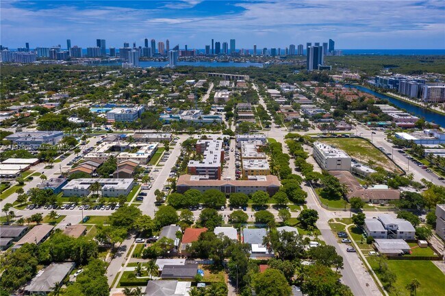 Foto del edificio - 16851 NE 18th Ave