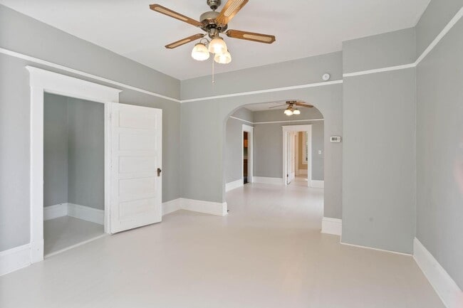 Building Photo - Spacious, light-filled 3-bdrm/2-bath vinta...