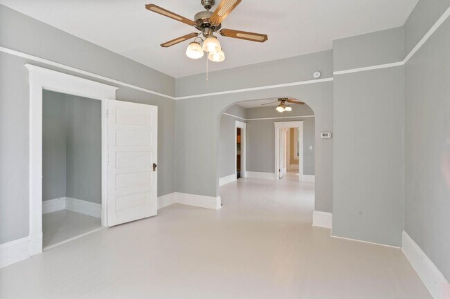 Foto del edificio - Spacious, light-filled 3-bdrm/2-bath vinta...