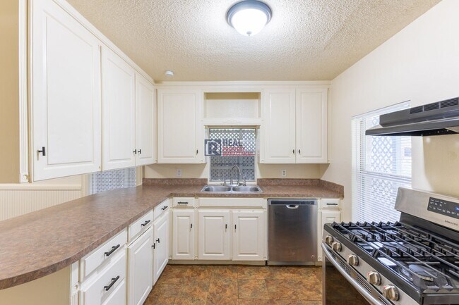Foto del edificio - Distinctive Glen Rose Home with Large Rooms, Fenced Yard & Covered Parking