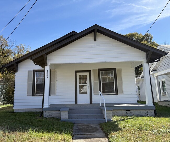 2 Bedroom, 1 Bathroom House in High Point! - 2 Bedroom, 1 Bathroom House in High Point!