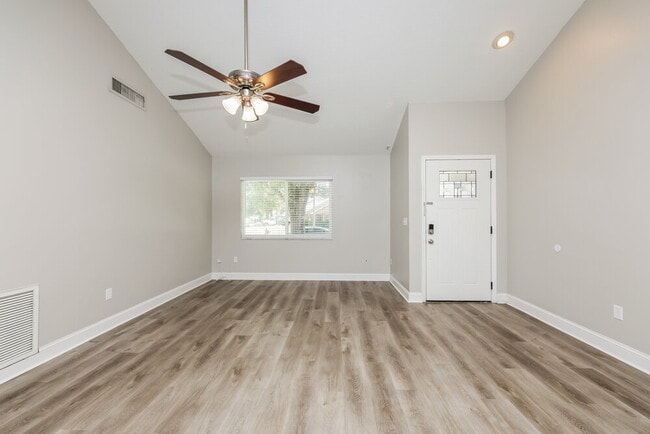 Foto del edificio - 3308 Laurel Dale Dr