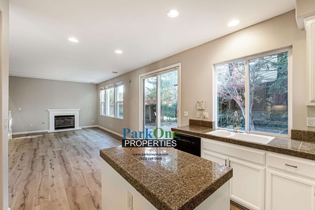 Foto del edificio - Nicely Updated 3/3 In San Ramon!