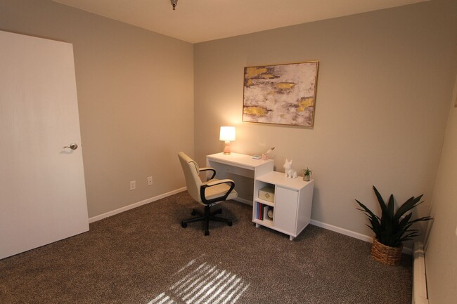 Building Photo - Spacious first floor one bedroom with mode...