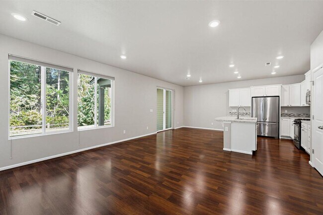 Foto del edificio - Spacious Lacey Golf Course Townhouse | 3-Bed Home with Gas Fireplace, Quartz Countertops & Huge P...