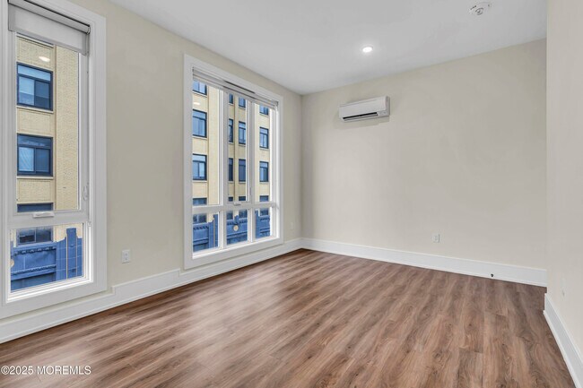Building Photo - 527 Bangs Ave
