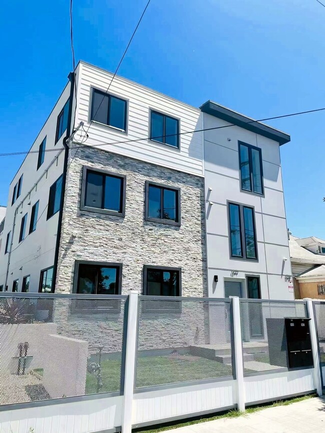 Building Photo - 1479 W 36th St
