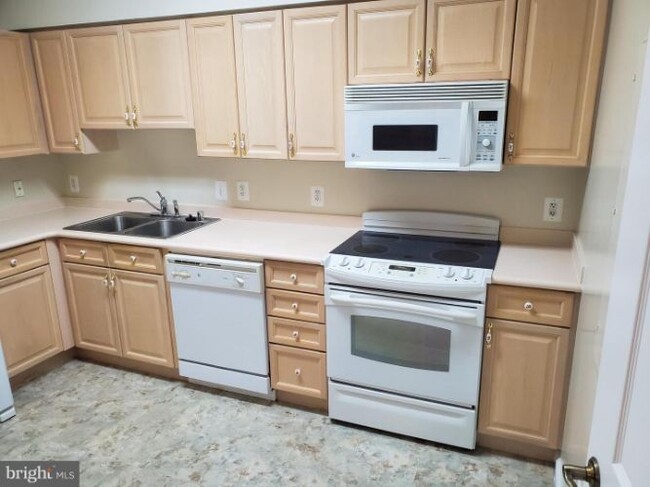Building Photo - 3100 N Leisure World Blvd