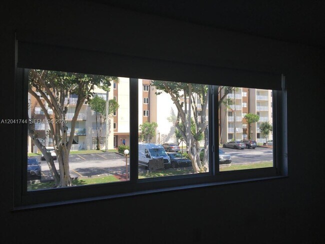 Foto del edificio - 6930 Miami Gardens Dr