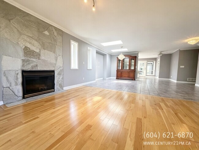 Building Photo - 7877-7168 168 St