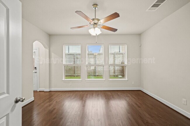 Building Photo - 2025 Cambridge Heights Pl