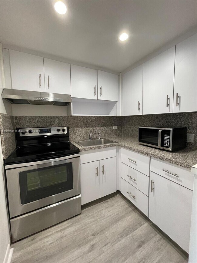Foto del edificio - 7904 West Dr
