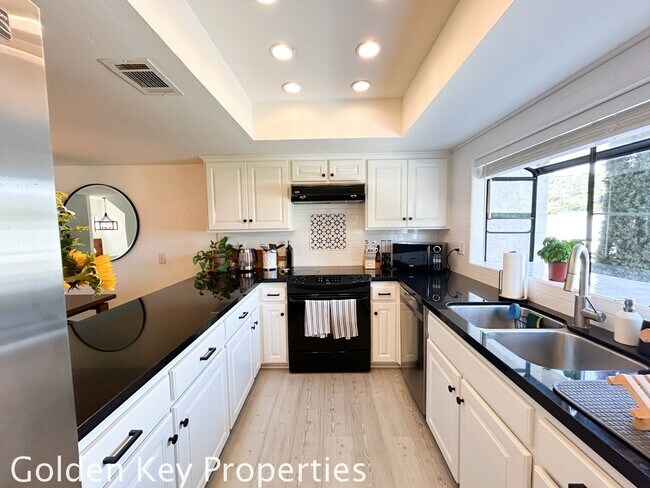 Foto del edificio - Welcome to this stunning ***unfurnished*** tri-level condo in the desirable Casitas de la Costa c...