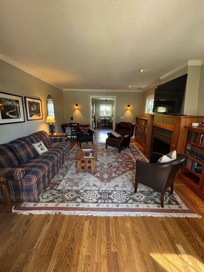 Foto del edificio - 2 Bedroom 1 Bathroom Updated Furnished* Si...
