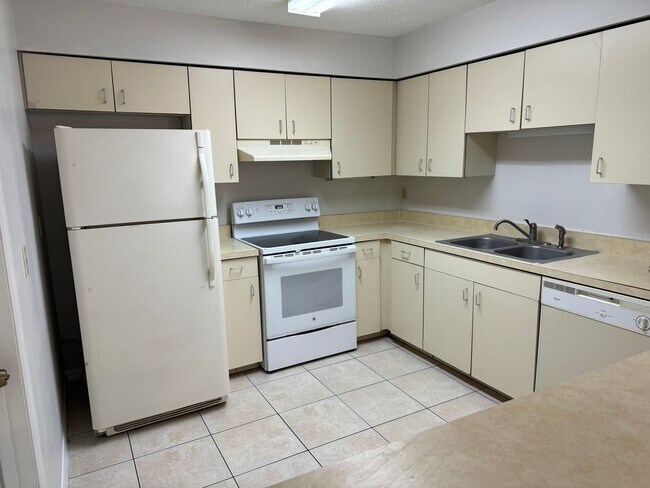 Building Photo - Longwood 2 Bedroom with Carport