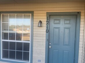 Building Photo - 1210-1212 Walt Morgan Cir