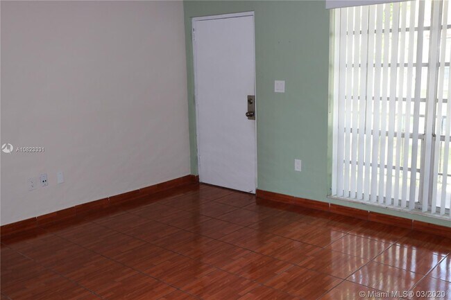 Foto del edificio - 10824 N Kendall Dr