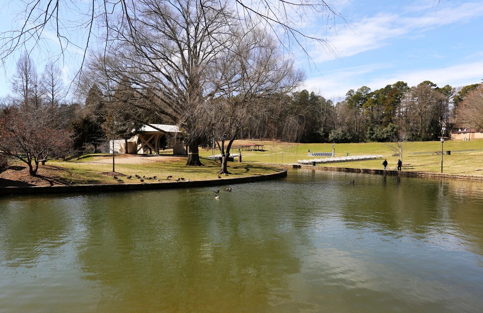 Living in Colonial Village Charlotte, NC Neighborhood Guide by