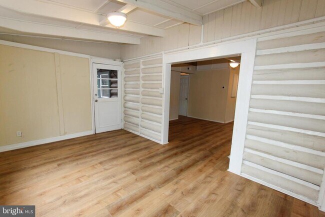 Building Photo - 560 Shenandoah River Dr