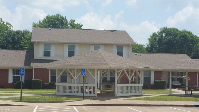 Building Photo - 668 S Sharpe Ave