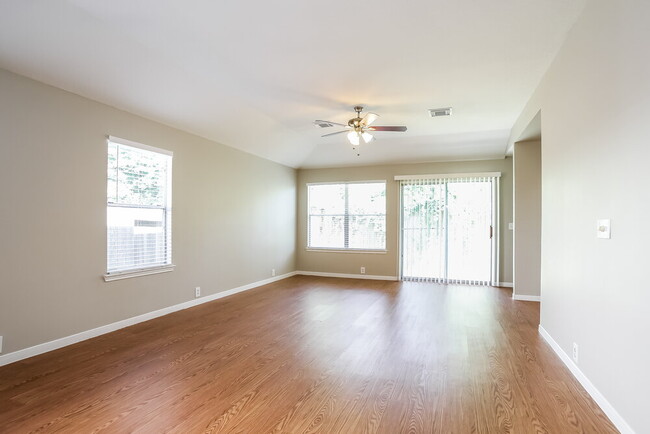 Foto del edificio - 614 Cypresswood Trce