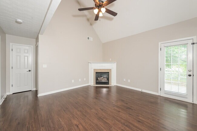 Foto del edificio - 163 Roosevelt Blvd