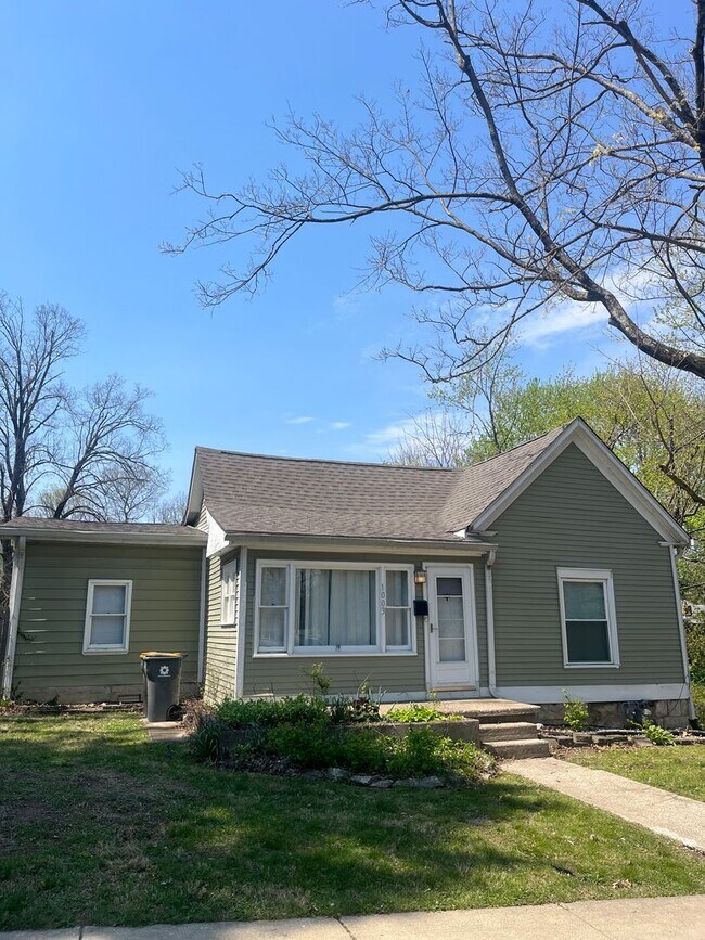 Foto del edificio - 1003 N Woodburn Ave