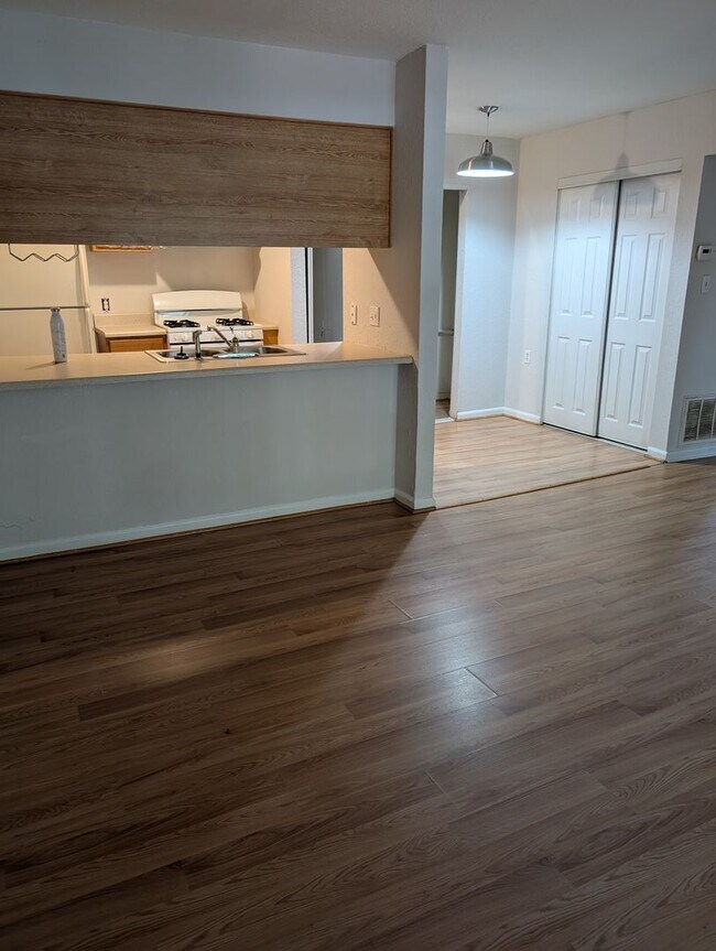Foto del edificio - 2/1 Condo with screened porch and community pool