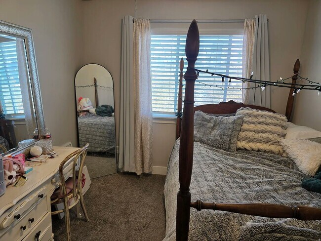 Building Photo - 284 Eaglewood Dr