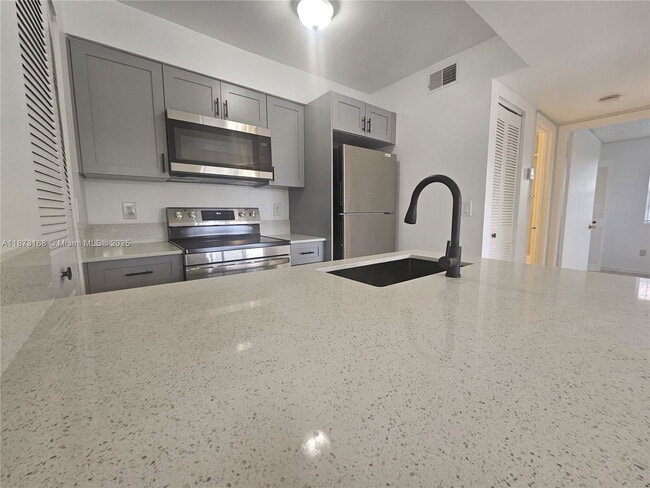 Building Photo - 1247 SW 46th Ave