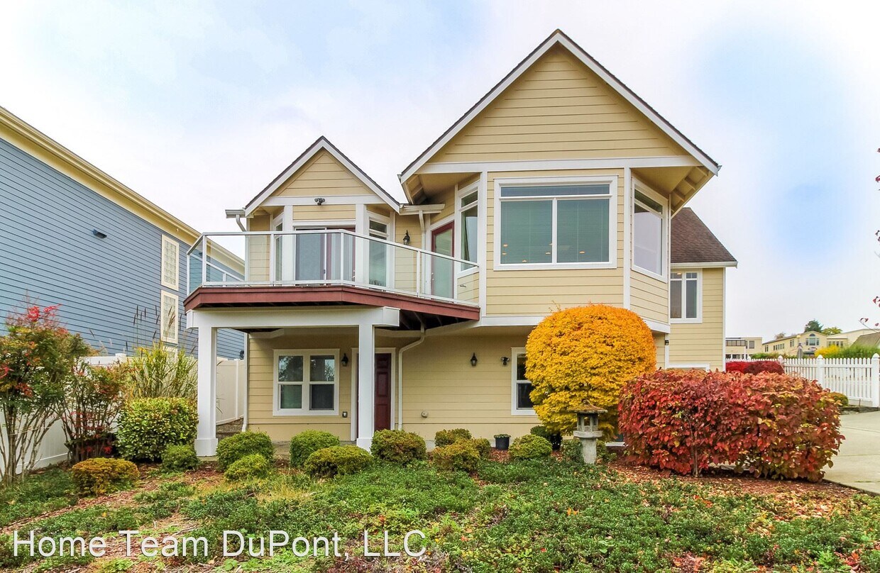 3 br, 2.5 bath House 1803 Lafayette St House Rental in Steilacoom