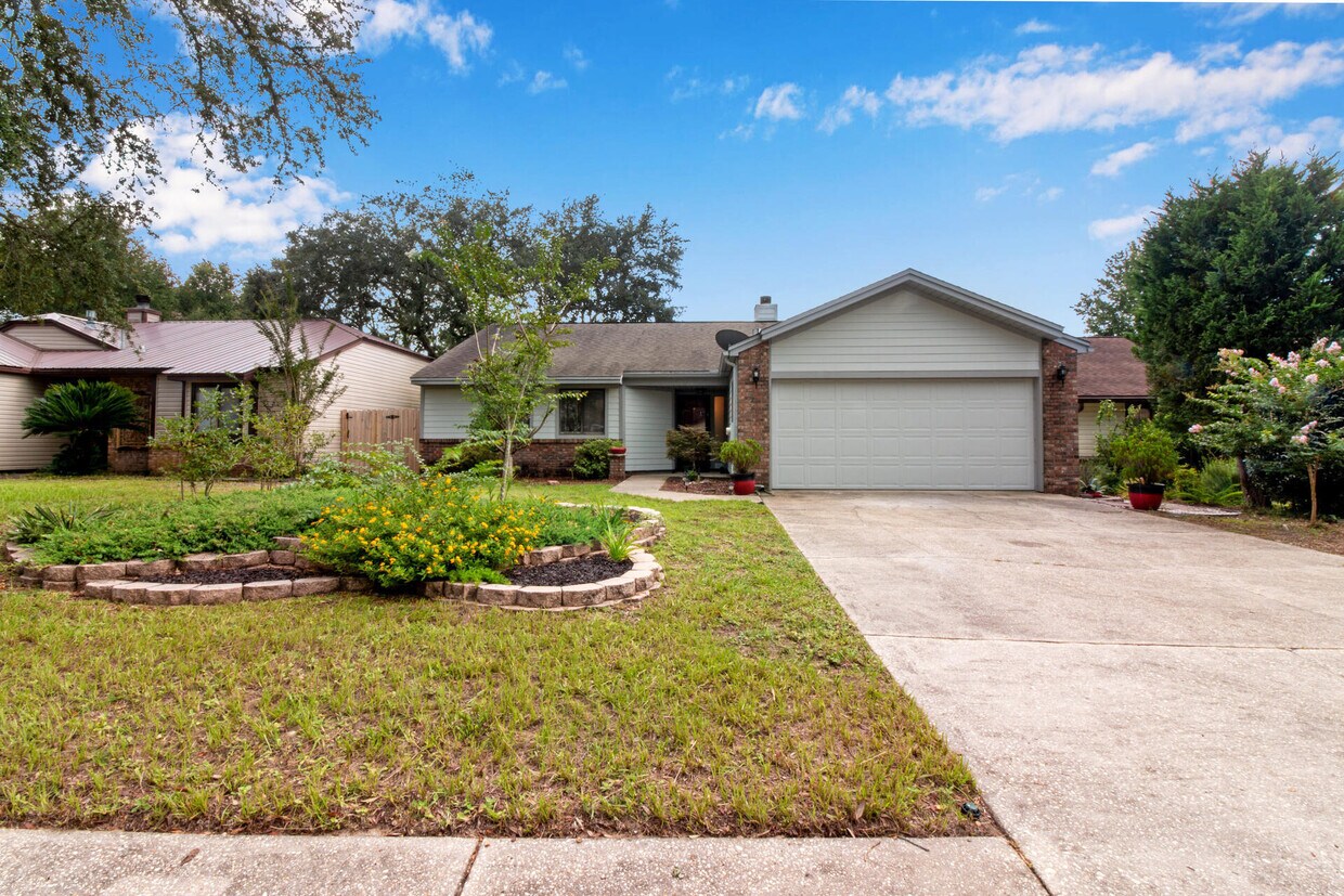 Primary Photo - 203 Cedar Ridge Way