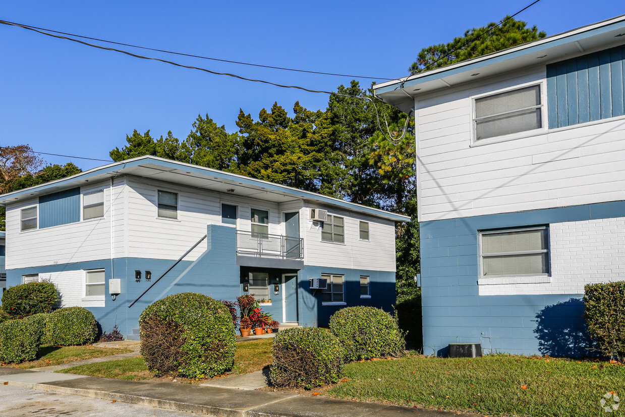 Building Photo - Marshall Arms Apartments