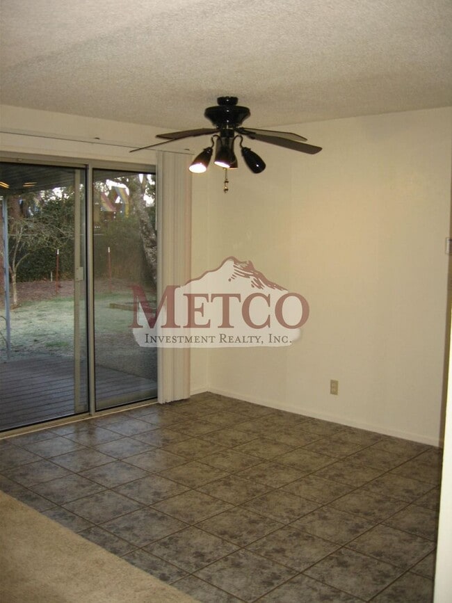 Building Photo - Darling 3 bedroom Springfield Home