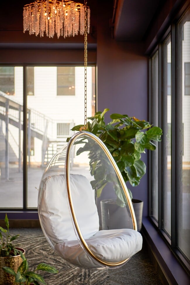 Building Photo - Parallel