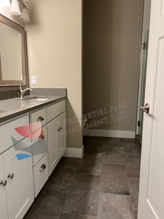 Building Photo - 637 Country Club Cir