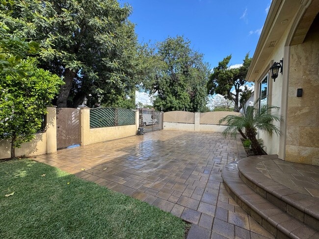 Foto del edificio - Peaceful North Hollywood street, charming three-bedroom, three-bathroom residence
