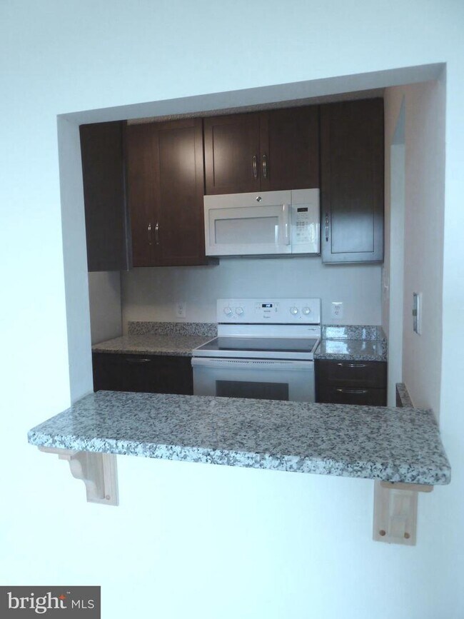 Building Photo - 2300 Pimmit Dr