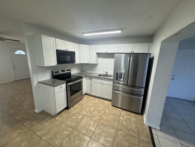 Building Photo - 820 Juanita Cir