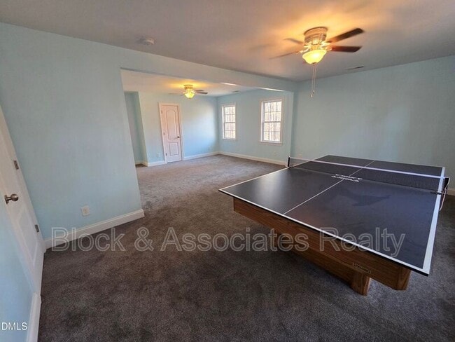 Foto del edificio - 143 Rawhide Dr