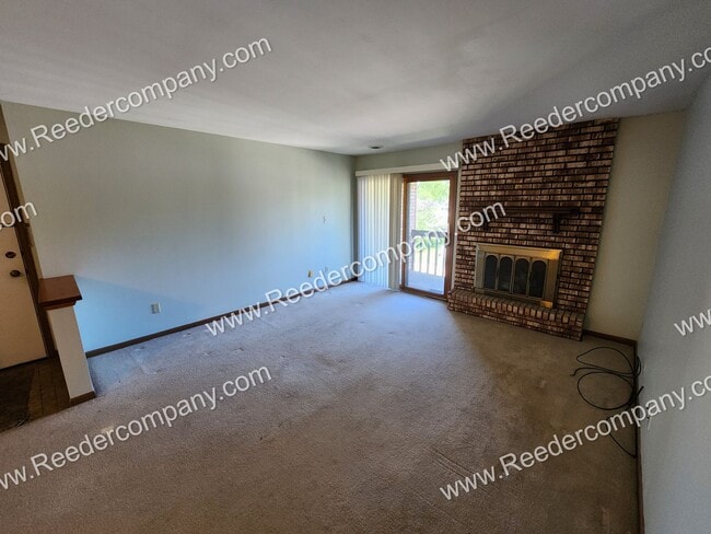 Building Photo - 2 Bedroom / 1 Bath Condo